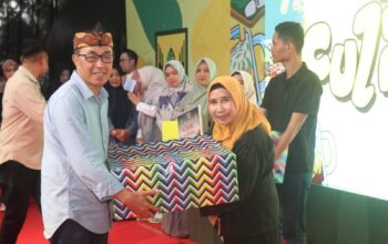 SAMBUTAN : Sekda Kabupaten Sukabumi, Ade Suryaman, saat memberikan sambutan pada penutupan kegiatan Fashion dan Culinary Nite Festival 2025 di Cisaat.