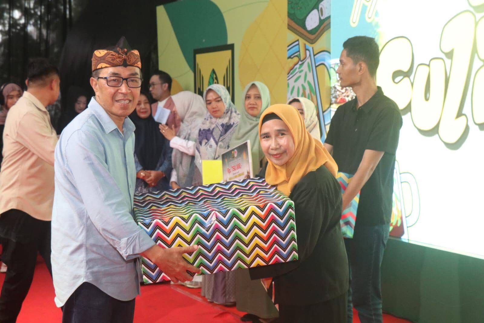 SAMBUTAN : Sekda Kabupaten Sukabumi, Ade Suryaman, saat memberikan sambutan pada penutupan kegiatan Fashion dan Culinary Nite Festival 2025 di Cisaat.