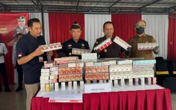 DIMUSNAHKAN : Petugas Kejari Kabupaten Sukabumi, saat hendak memusnahkan BB dari perkara tindak pidana inkracht.