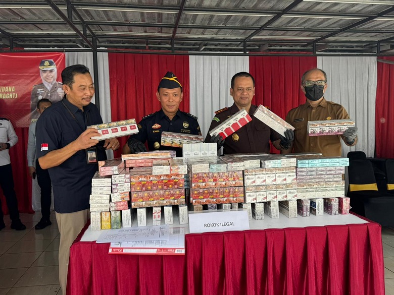 DIMUSNAHKAN : Petugas Kejari Kabupaten Sukabumi, saat hendak memusnahkan BB dari perkara tindak pidana inkracht.