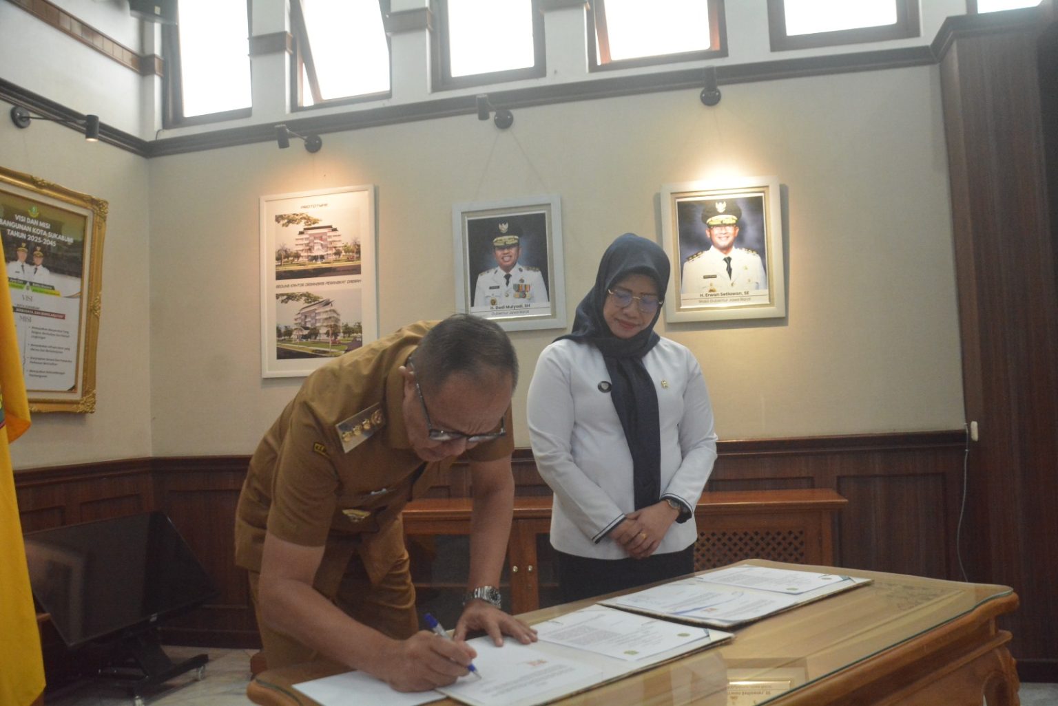 KERJASAMA: Pengadilan Agama Kota Sukabumi dan Pemkot Sukabumi secara resmi menandatangani adendum kesepakatan bersama tentang optimalisasi sinergi perlindungan hak perempuan dan anak di Balai Kota Sukabumi, Senin (22/12).