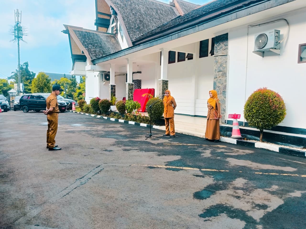APEL PAGI: Kepala Dinas Komunikasi dan Informatika (Diskominfo) Kota Sukabumi, Endah Aruni saat memberikan arahan kepada ASN, Senin (22/12).