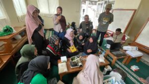 Warga Taman Asri Dilatih Ubah Sampah Jadi Bernilai Ekonomis