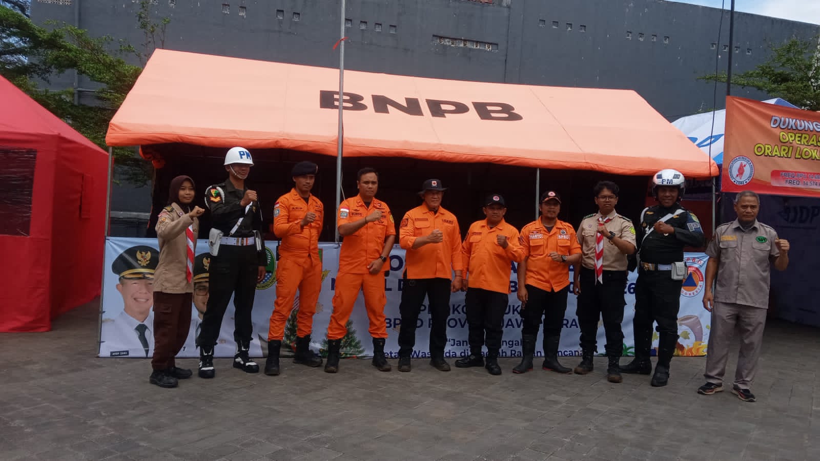 SIAGA: Sejumlah personel BPBD Kota Sukabumi siaga di Pos Siaga Bencana di Halaman Gedung Juang 45, Kecamatan Cikole, Senin (22/12).