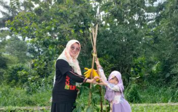 PEDULI LINGKUNGAN: Betti Karliati konsen dengan program lingkungan. (dok/radarsukabumi)