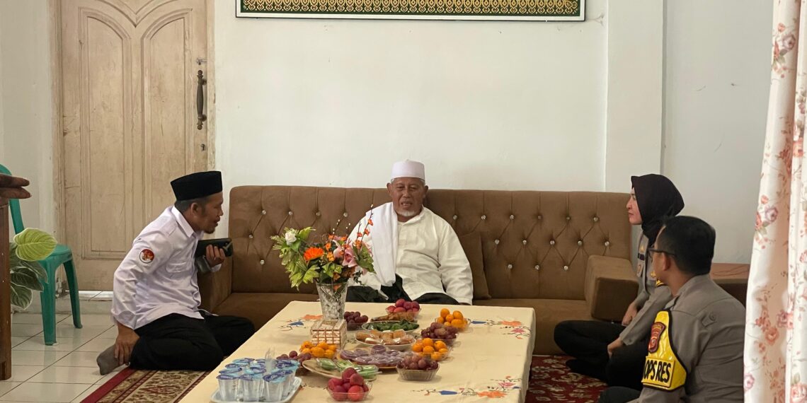 SILATURAHMI: Kapolres Sukabumi Kota, AKBP Rita Suwadi didampingi sejumlah pejabat utama Polres Sukabumi Kota, melaksanakan silaturahmi Kamtibmas dengan para tokoh ulama di wilayah hukum Polres Sukabumi Kota.