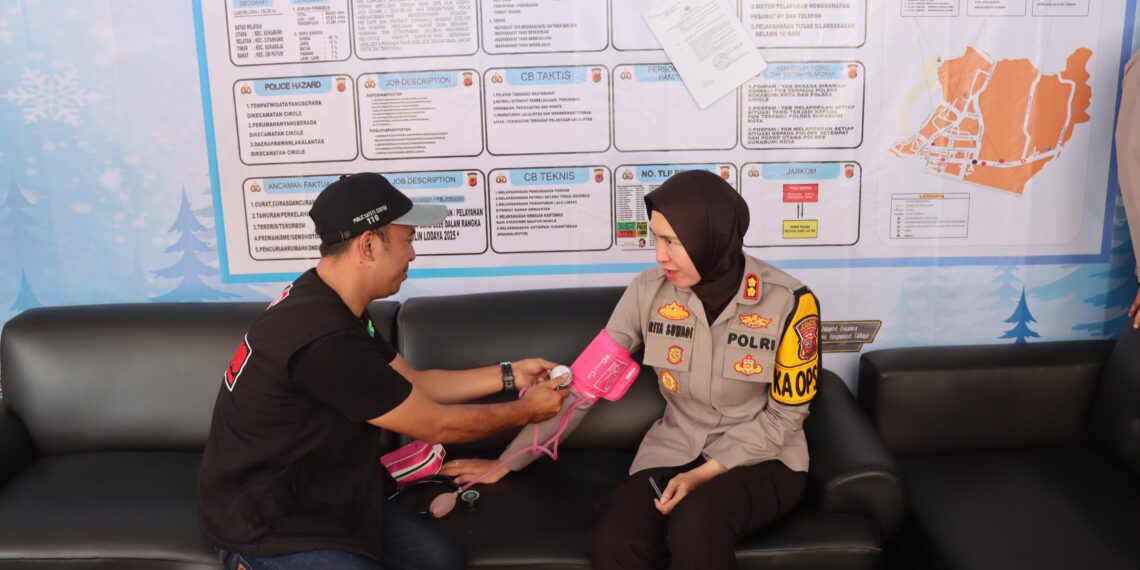 PENINJAUAN: Kapolres Sukabumi Kota, AKBP Rita Suwadi, melakukan pengecekan langsung kesiapan pelayanan kesehatan di pos pengamanan perayaan Natal 2025 dan Tahun Baru 2026.