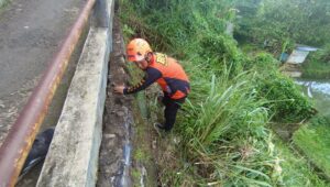 TPT Ambruk di Jalan Pasantren Ancam Akses Warga