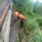 PENINJAUAN: Personel BPBD Kota Sukabumi saat melakukan peninjauan TPT ambruk di Jalan Pasantren, RT3/RW6, Kota Sukabumi, Selasa (23/12).