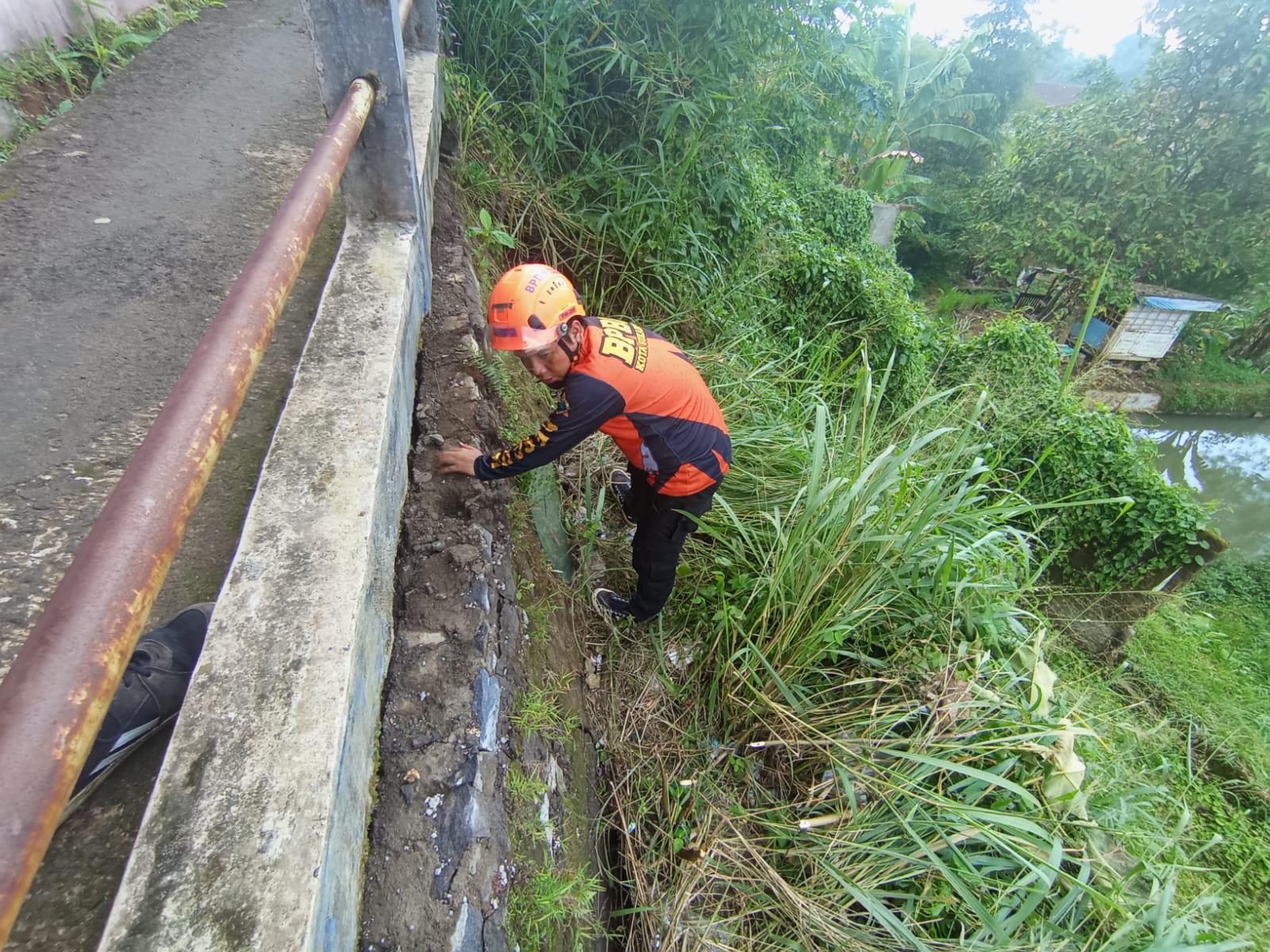 PENINJAUAN: Personel BPBD Kota Sukabumi saat melakukan peninjauan TPT ambruk di Jalan Pasantren, RT3/RW6, Kota Sukabumi, Selasa (23/12).