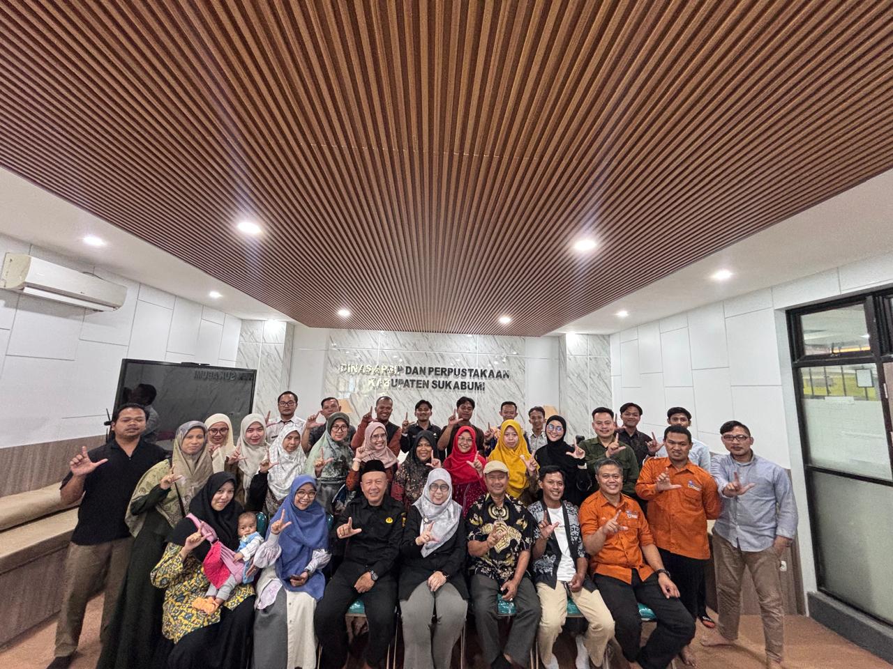 ANTUSIAS: Puluhan pengelola Perpustakaan Desa dan TBM se-Kabupaten Sukabumi saat mengikuti pelatihan penguatan literasi di Ruang Audio Visual Gedung Perpustakaan Kabupaten Sukabumi, beberapa waktu lalu.