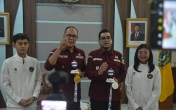AUDENSI: Dua atlet hoki asal Kota Sukabumi, Muhamad Alfiana dan Dea Destian, bertemu Wali Kota Sukabumi Ayep Zaki usai menorehkan prestasi membanggakan pada SEA Games ke-33 di Thailand, belum lama ini.