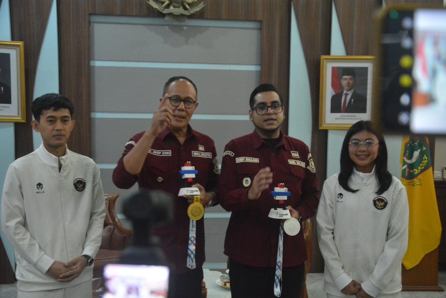 AUDENSI: Dua atlet hoki asal Kota Sukabumi, Muhamad Alfiana dan Dea Destian, bertemu Wali Kota Sukabumi Ayep Zaki usai menorehkan prestasi membanggakan pada SEA Games ke-33 di Thailand, belum lama ini.