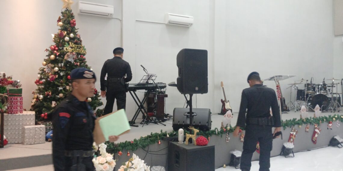 PENYISIRAN: Jibom Gegana Brimob Polda Jawa Barat melakukan sterilisasi di 18 gereja yang berada di wilayah hukum Polres Sukabumi Kota, belum lama ini.