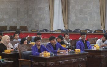 AUDENSI: Sejumlah mahasiswa yang tergabung dalam BEM UMMI saat menggelar audensi dengan DPRD Kota Sukabumi, belum lama ini.
