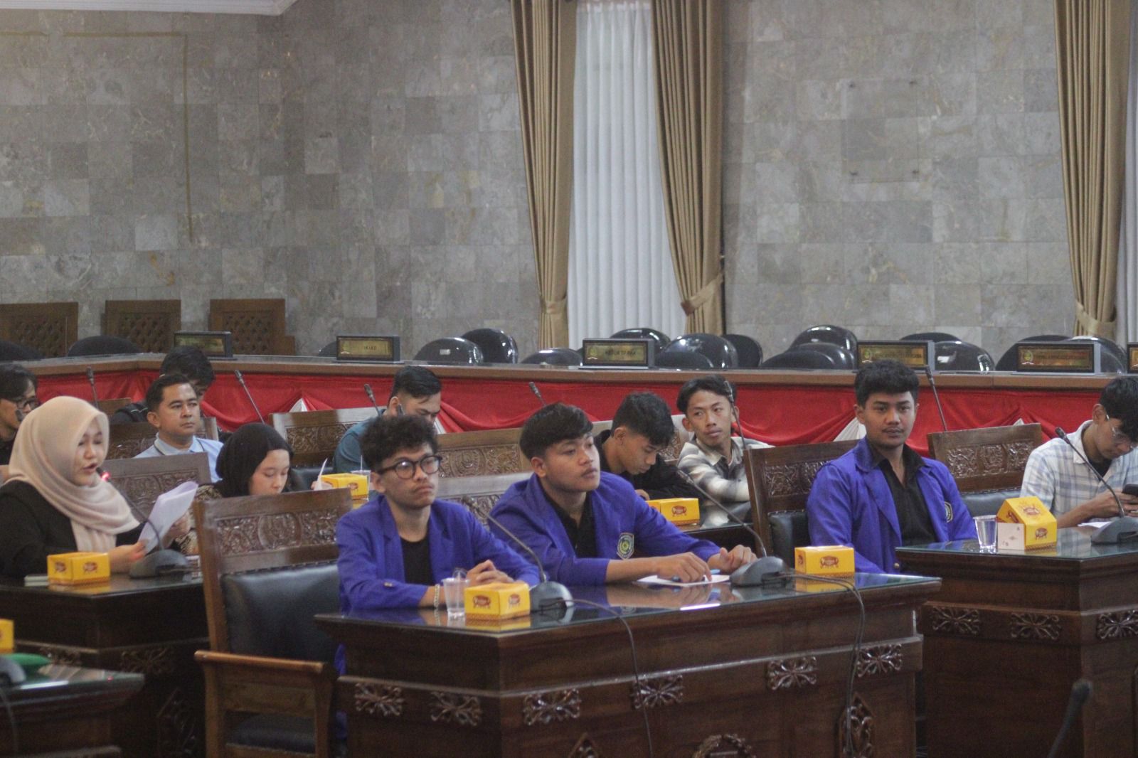 AUDENSI: Sejumlah mahasiswa yang tergabung dalam BEM UMMI saat menggelar audensi dengan DPRD Kota Sukabumi, belum lama ini.