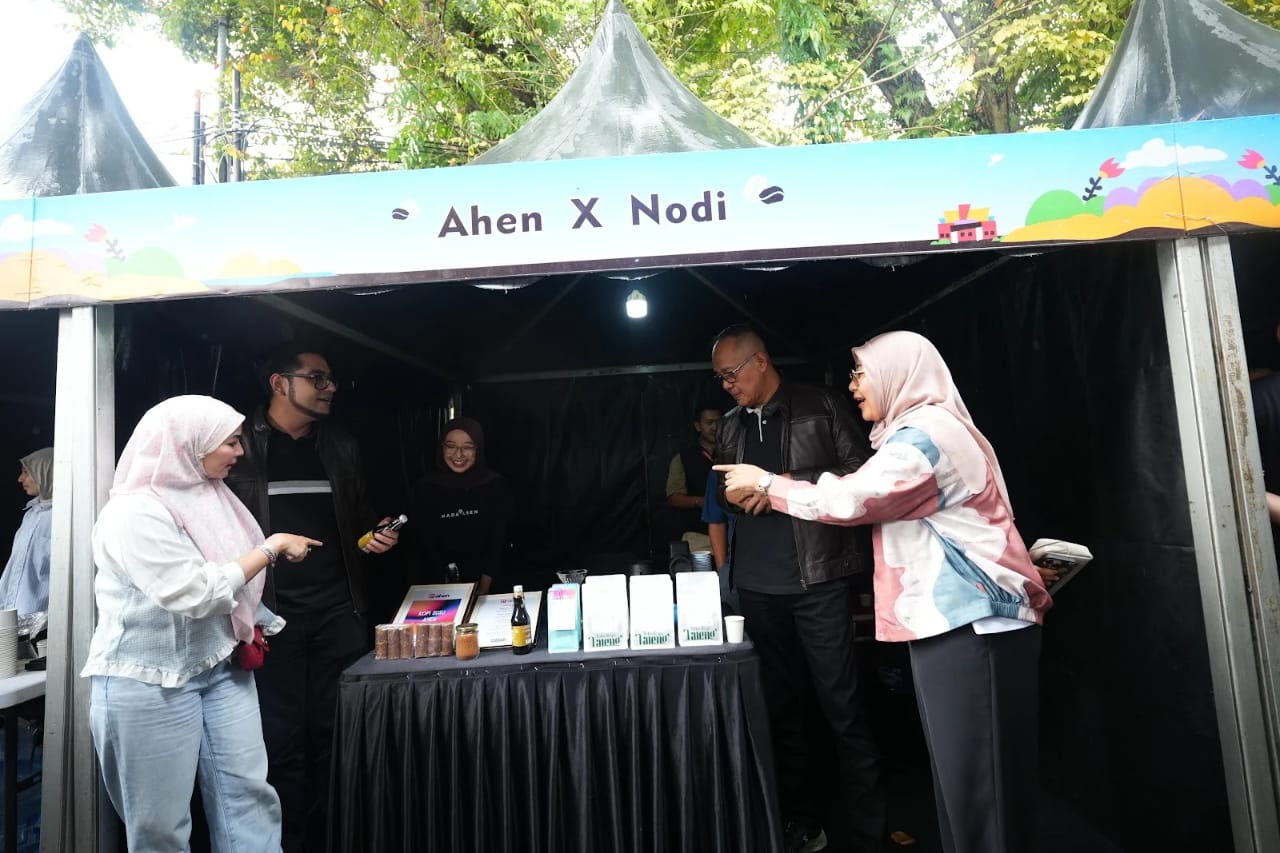 PENINJAUAN: Wali Kota Sukabumi Ayep Zaki saat meninjau UMKM di Pegadaian Kota Sukabumi, belum lama ini.