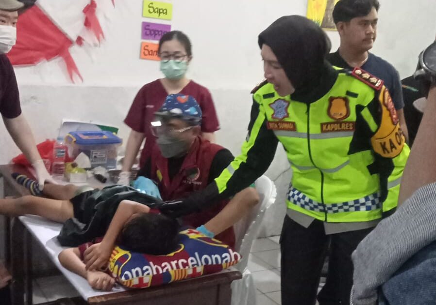 KHITAN: Sejumlah peserta saat mengikuti khitan gratis yang diselenggarakan Majelis Ta'lim Attaaib bekerja sama dengan LCS dan Polres Sukabumi Kota, Minggu (28/12).