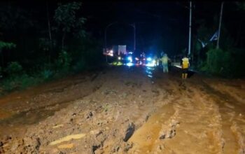 Hujan deras yang mengguyur Kabupaten Sukabumi pada Minggu (28/12) mengakibatkan banjir dan longsor di sejumlah kecamatan.