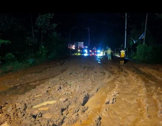 Hujan deras yang mengguyur Kabupaten Sukabumi pada Minggu (28/12) mengakibatkan banjir dan longsor di sejumlah kecamatan.