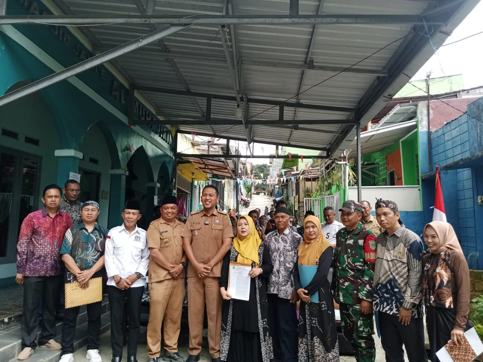 PELANTIKAN: Pemerintah Kelurahan Subangjaya, Kecamatan Cikole, saat melakukan pelantikan ketua RT di Perum Kandara, Senin (29/12).