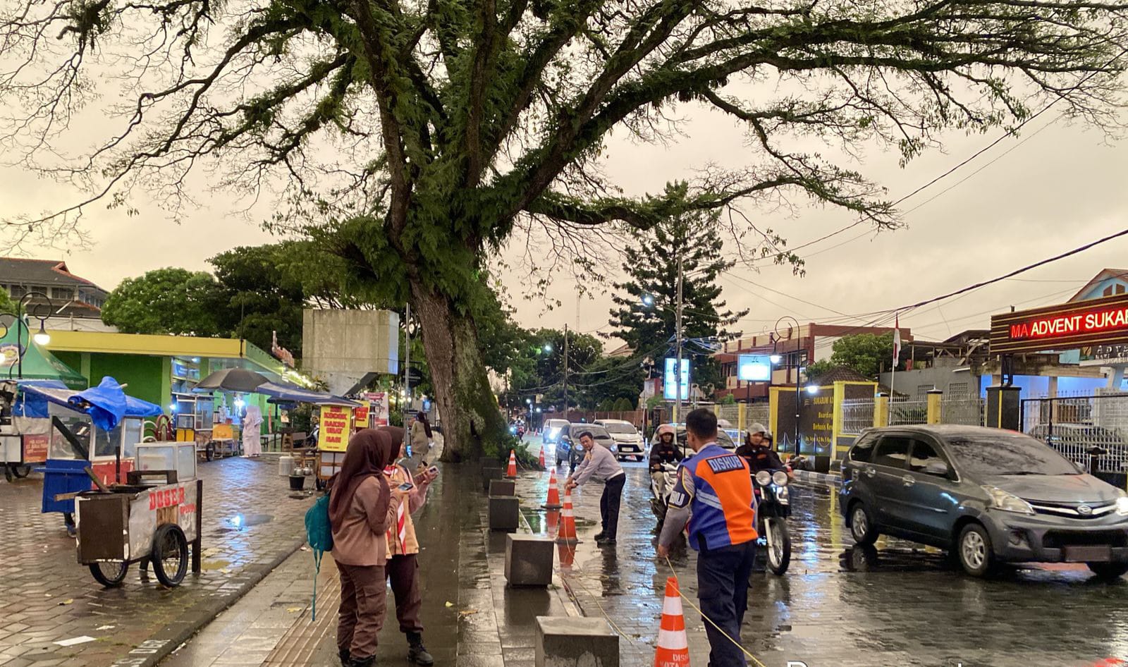 PEMANTAUAN: Sejumlah personel Diahub Kota Sukabumi saat melakukan pemantauan arus lalu lintas di wilayah kerjanya, Senin (29/12).