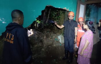 PENANGANAN: Sejumlah personel BPBD Kota Sukabumi saat melakukan peninjauan bencana alam yang terjadi di wilayah kerjanya, Minggu (29/12).
