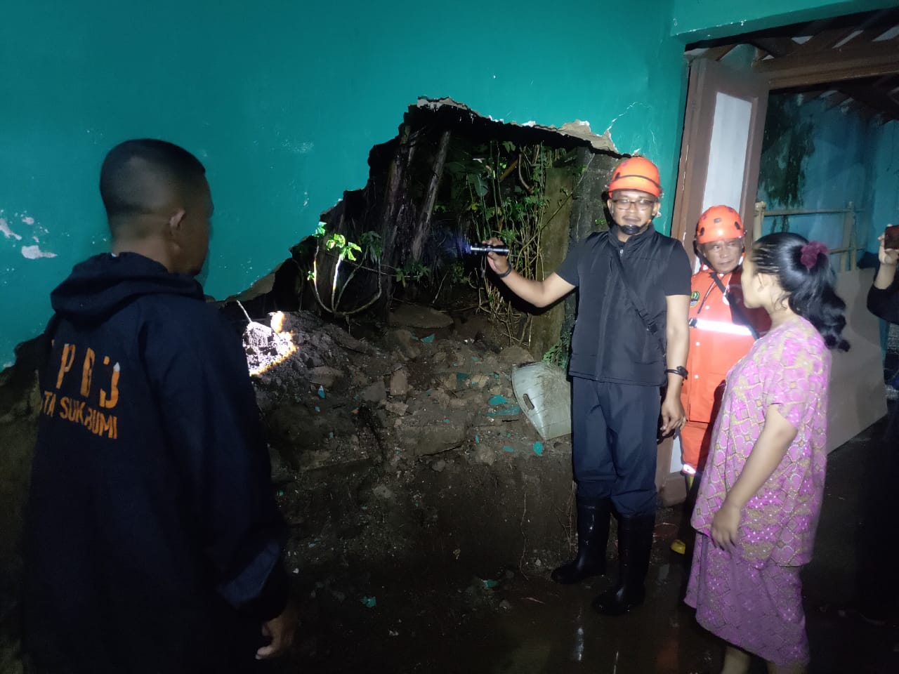 PENANGANAN: Sejumlah personel BPBD Kota Sukabumi saat melakukan peninjauan bencana alam yang terjadi di wilayah kerjanya, Minggu (29/12).