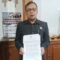 JAWABAN TERTULIS: Ketua DPRD Kota Sukabumi, Wawan Juanda saat memperlihatkan jawaban tertulis dari Wali Kota Sukabumi terkait surat rekomendasi DPRD mengenai Program Wakaf Uang dan pembentukan TKPP, Senin (29/12).