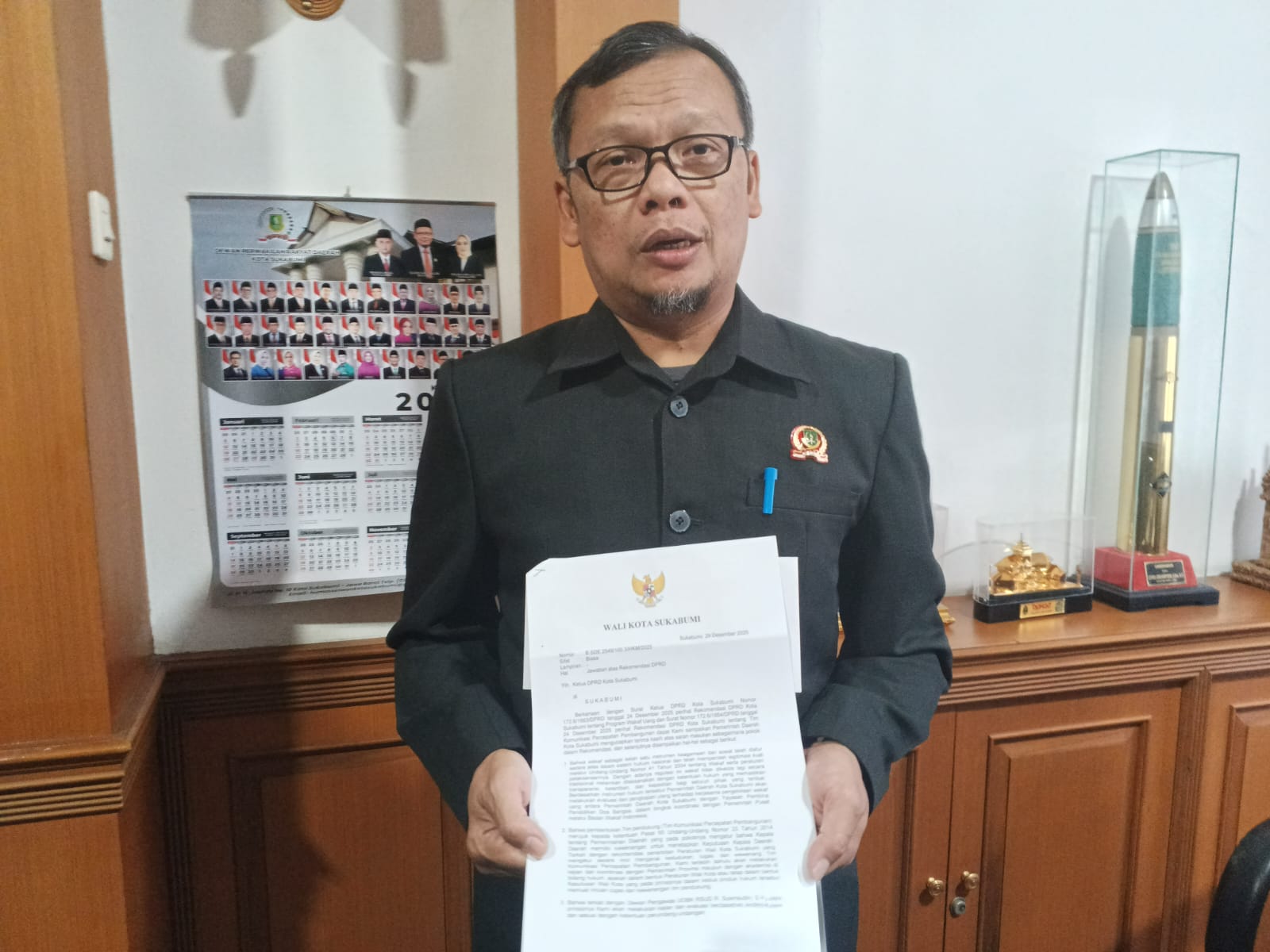 JAWABAN TERTULIS: Ketua DPRD Kota Sukabumi, Wawan Juanda saat memperlihatkan jawaban tertulis dari Wali Kota Sukabumi terkait surat rekomendasi DPRD mengenai Program Wakaf Uang dan pembentukan TKPP, Senin (29/12).