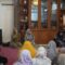 PENGAJIAN: Ketua Tim Penggerak PKK Kota Sukabumi, Ranty Rachmatilah saat mengahdiri pengajian rutin yang digelar di Rumah Dinas Wali Kota Sukabumi, Senin (29/12).