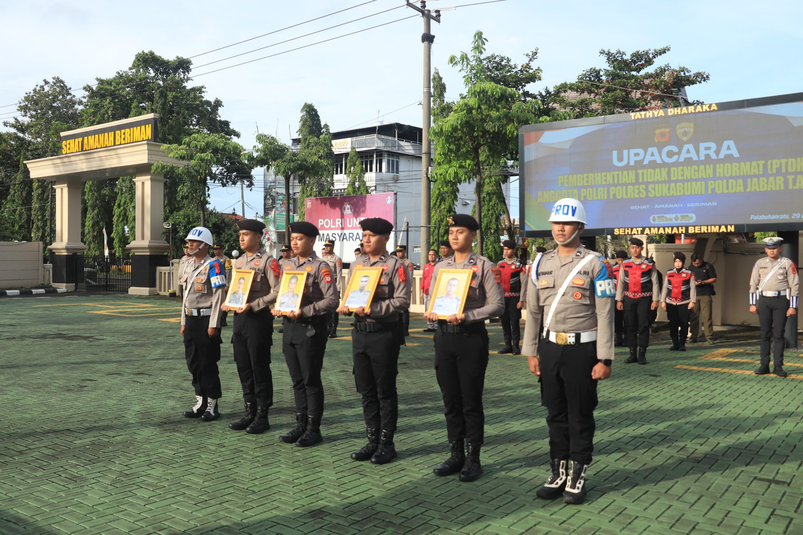 Menjelang pergantian tahun 2025, suasana haru dan keprihatinan menyelimuti halaman Mapolres Sukabumi, Jalan Komplek Perkantoran Jajaway, Desa Citepus, Kecamatan Palabuhanratu.