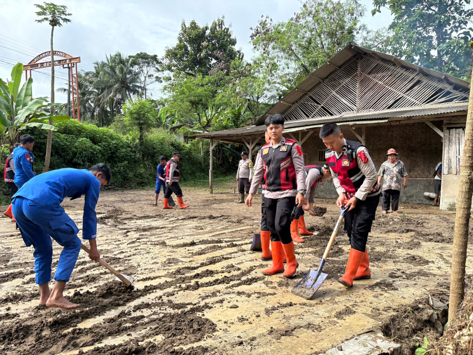 personel Satuan Samapta Polres Sukabumi bersama Polsek Nyalindung diterjunkan ke lokasi terdampak untuk membantu proses evakuasi dan pembersihan. Sejak Selasa pagi (30/12)