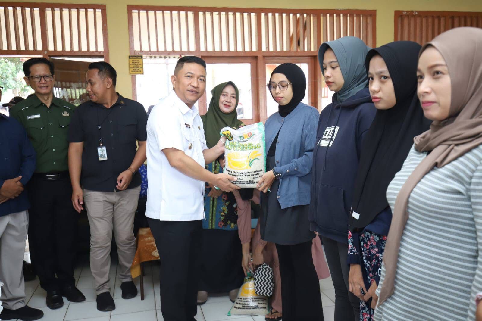Tekan Stunting, Pemkab Sukabumi Salurkan Beras Nutrizinc untuk Ibu Hamil