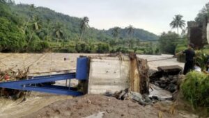 Jembatan Putus Diterjang Banjir, 951 Warga Jampangtengah Terisolasi