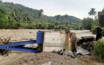 Hujan deras yang mengguyur wilayah Kecamatan Jampangtengah, Kabupaten Sukabumi, pada Minggu malam (28/12/2025) menyebabkan jembatan penghubung menuju Dusun Leuwidingding, Desa Tanjungsari, putus diterjang banjir