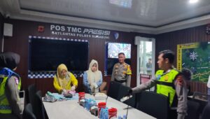Detik-detik Ibu Hamil Melahirkan di Pos Pam Tol Bocimi