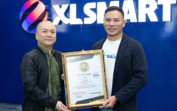 XL SATU AWARD: (ki-ka) Direktur & Chief Strategy & Home Business Officer XLSMART, Feiruz Ikhwan (kanan) bersama dengan Group Head Home Business Management XLSMART, Julius Goeinawan (kiri) menerima penghargaan Customer Journey Experience Award 2025 untuk kategori Enjoying Internet Service Provider (Conventional).