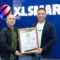 XL SATU AWARD: (ki-ka) Direktur & Chief Strategy & Home Business Officer XLSMART, Feiruz Ikhwan (kanan) bersama dengan Group Head Home Business Management XLSMART, Julius Goeinawan (kiri) menerima penghargaan Customer Journey Experience Award 2025 untuk kategori Enjoying Internet Service Provider (Conventional).