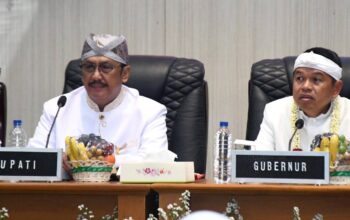 Bupati Sukabumi, Asep Japar, bersama Gubernur Jawa Barat, Dedi Mulyadi dalam Rapat Paripurna HJKS ke-155 di Gedung DPRD Kabupaten Sukabumi, Rabu (10/9/2025). (Foto: Dok Humas Pemkab Sukabumi)