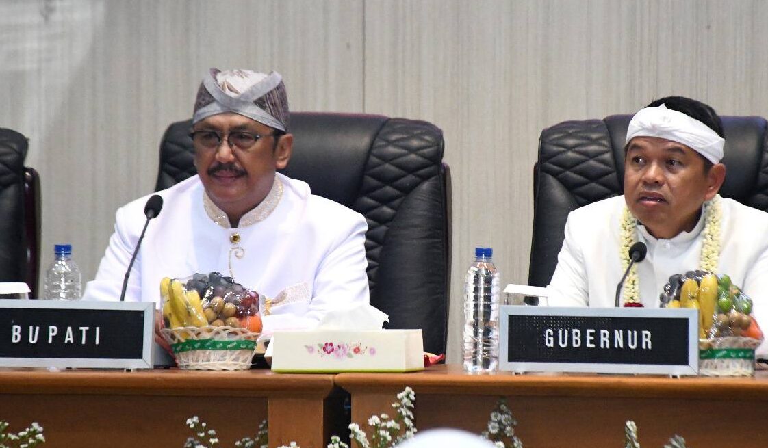 Bupati Sukabumi, Asep Japar, bersama Gubernur Jawa Barat, Dedi Mulyadi dalam Rapat Paripurna HJKS ke-155 di Gedung DPRD Kabupaten Sukabumi, Rabu (10/9/2025). (Foto: Dok Humas Pemkab Sukabumi)