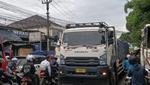 Truk Mogok, Kemacetan Parah di Jalur Sukabumi: Dari Pasar Cibadak hingga Exit Tol Bocimi