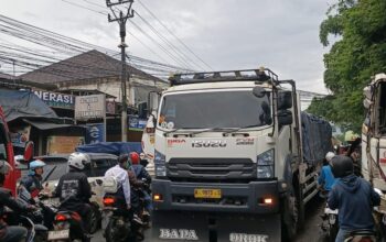 Arus lalu lintas di jalur utama Sukabumi lumpuh total pada Kamis (22/1). Kemacetan panjang terjadi dari kawasan Pasar Cibadak hingga Exit Tol Bocimi Parungkuda.