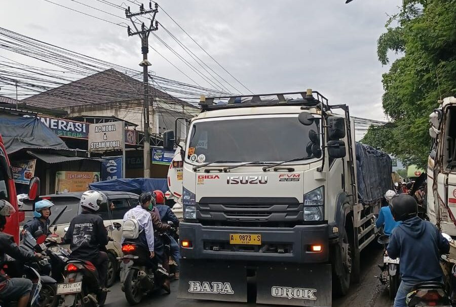 Arus lalu lintas di jalur utama Sukabumi lumpuh total pada Kamis (22/1). Kemacetan panjang terjadi dari kawasan Pasar Cibadak hingga Exit Tol Bocimi Parungkuda.