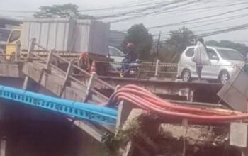 Video yang beredar merupakan rekaman lama tahun 2022. Kondisi jembatan saat ini aman, sementara kemacetan disebabkan oleh kendaraan kontainer yang mogok di jalur tersebut.