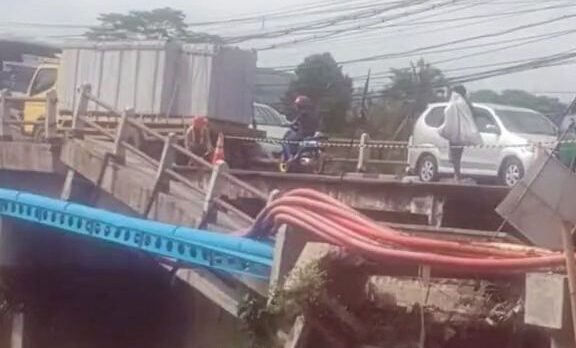 Video yang beredar merupakan rekaman lama tahun 2022. Kondisi jembatan saat ini aman, sementara kemacetan disebabkan oleh kendaraan kontainer yang mogok di jalur tersebut.