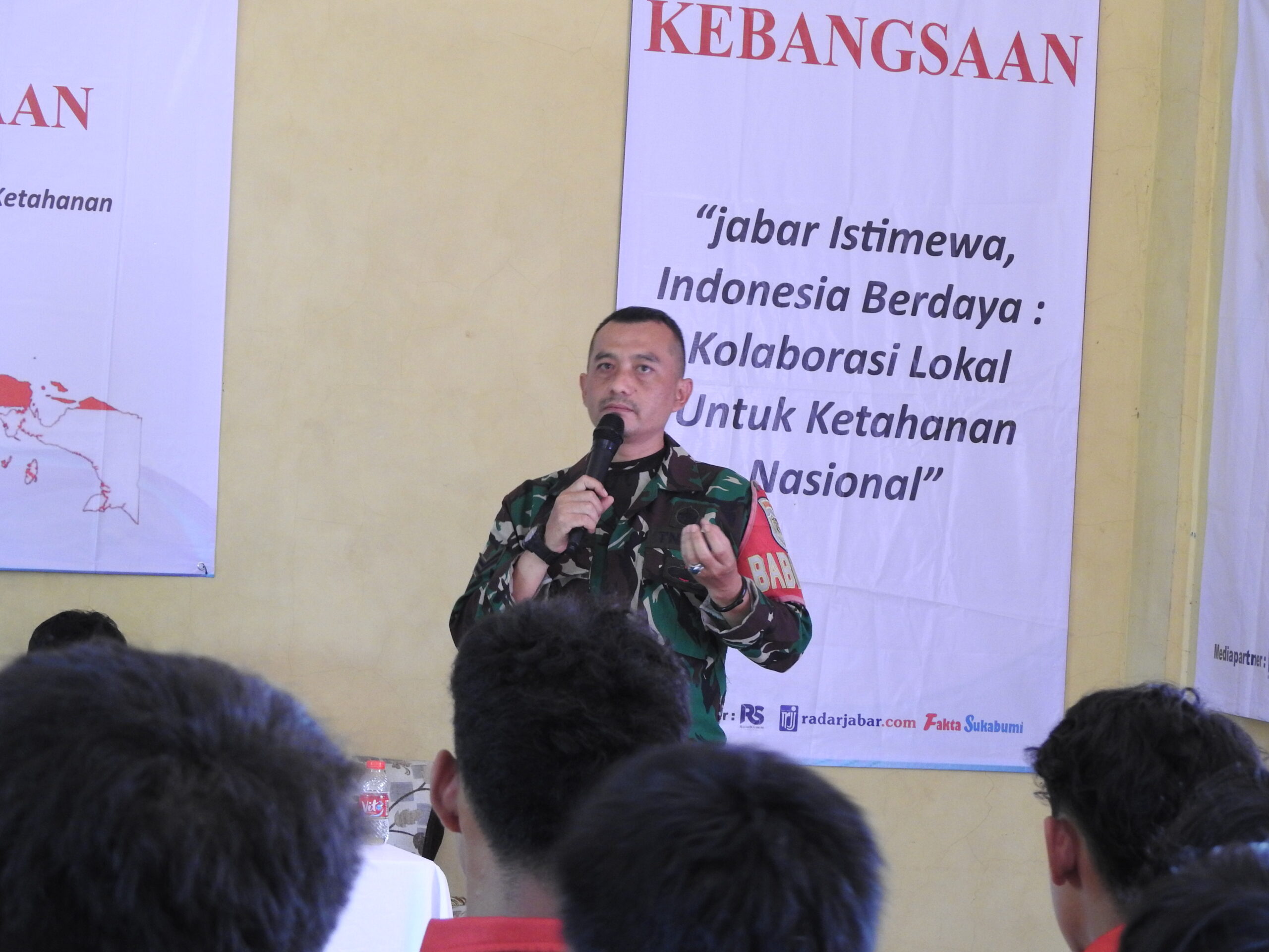 Yayasan Teduh Insan Kreatif yang bekerjasama dengan Kesatuan Bangsa dan Politik (Kesbangpol) Provinsi Jawa Barat. Kegiatan ini berlangsung pada Jumat (17/10/2025) di Aula BMC Sukabumi, Kampung Cihaur, Desa/Kecamatan Cicantayan, dengan mengusung tema “Jabar Istimewa, Indonesia Berdaya: Kolaborasi Lokal untuk Ketahanan Nasional.”