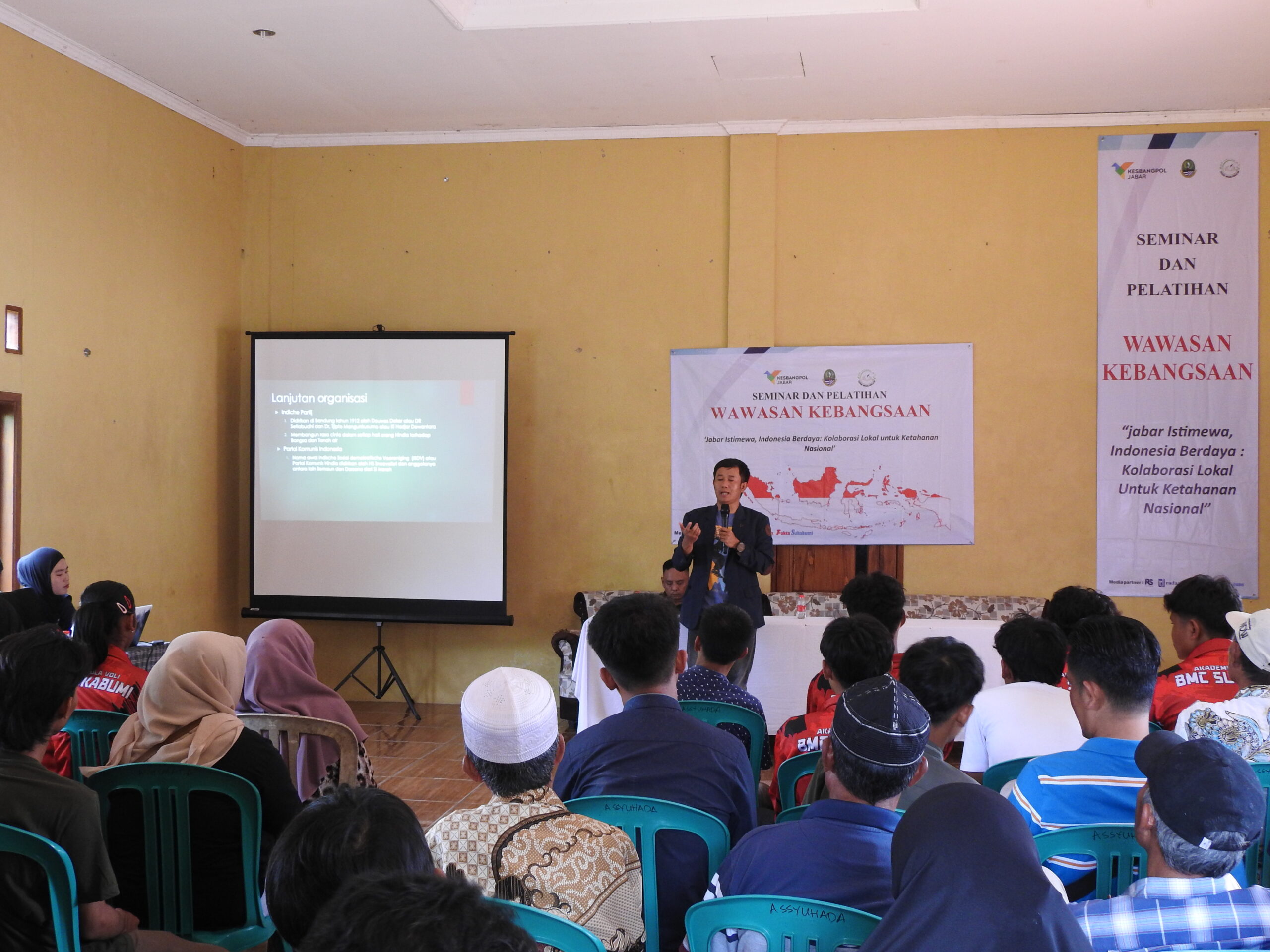 Yayasan Teduh Insan Kreatif yang bekerjasama dengan Kesatuan Bangsa dan Politik (Kesbangpol) Provinsi Jawa Barat. Kegiatan ini berlangsung pada Jumat (17/10/2025) di Aula BMC Sukabumi, Kampung Cihaur, Desa/Kecamatan Cicantayan, dengan mengusung tema “Jabar Istimewa, Indonesia Berdaya: Kolaborasi Lokal untuk Ketahanan Nasional.”
