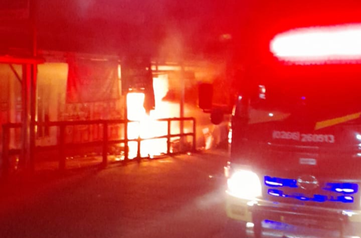 Kebakaran hebat melanda sebuah ruko grosir dan sembako milik Deden Dainal Husna di Kampung Satong Pangestu, RT 037/RW 008, Desa Titisan, Kecamatan Sukalarang, Kabupaten Sukabumi, Kamis (1/1) malam.