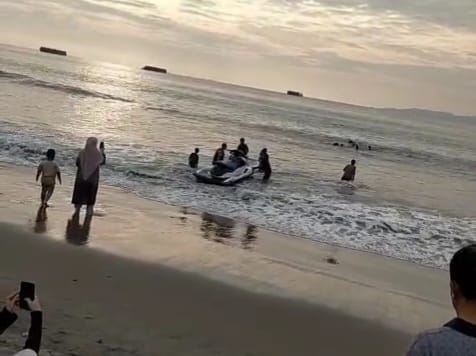 Seorang wisatawan asal Arab Saudi tewas setelah mengalami kecelakaan saat mengendarai jetski di Pantai Buffalo, Kelurahan/Kecamatan Palabuhanratu, Kabupaten Sukabumi, Senin (5/1) sore.